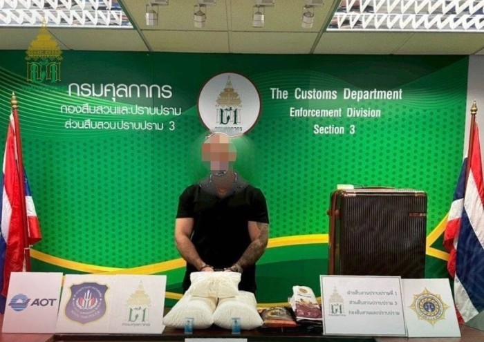 Der thailändische Zoll präsentiert den festgenommenen Verdächtigen sowie die sichergestellten mehr als zwölf Kilogramm Kokain nach der Festnahme am Flughafen Suvarnabhumi. Bild: The Customs Department