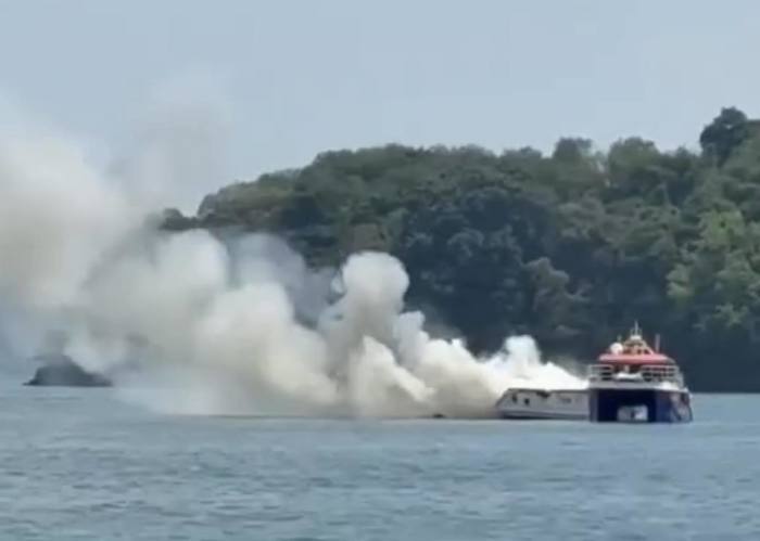 Das Speedboot steht in der Makham-Bucht vor Phuket in Flammen, nachdem es infolge des Brandes zu einer Explosion kam. Bild: Phuket Info Center