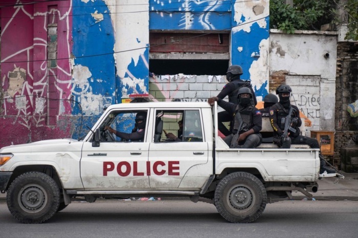 Polizei patrouilliert in einer Straße nach einem Angriff auf ein öffentliches Krankenhaus in Port-au-Prince. Foto: epa/Johnson Sabin