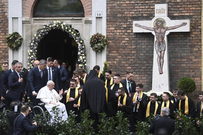 Papst Franziskus (L) verlässt die griechisch-katholische Kirche 