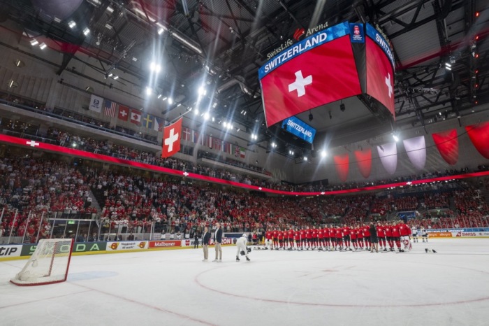 Schweizer Spieler stehen nach dem Halbfinale der Eishockey-WM in Zürich zur Nationalhymne auf dem Eis. Foto: epa/Andreas Becker