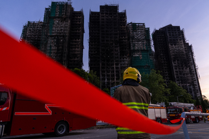 Nach einem Brand im Wang Fuk Court, einer Wohnsiedlung im Stadtteil Tai Po in den New Territories von Hongkong, sind verbrannte Gebäude zu sehen. Foto: Chan Long Hei/Ap/dpa