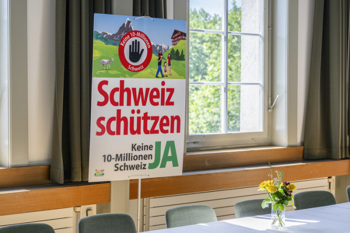 Ein Abstimmungsplakat zur Volksinitiative «Keine 10-Millionen-Schweiz – Nachhaltigkeitsinitiative» steht in einem Wahllokal während der Stimmenauszählung. Foto: Keystone/dpa/peter Schneider