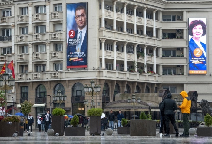 Plakatwände der Kandidaten für die erste Runde der Präsidentschaftswahlen in Skopje. Foto: epa/Georgi Licovski