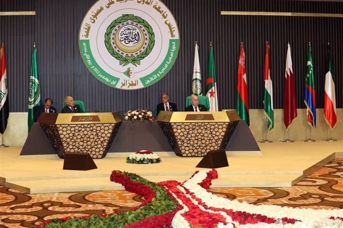 Der Generalsekretär der Arabischen Liga Ahmed Aboul Gheit (L) und der algerische Präsident Abdelmadjid Tebboune (R) bei der Abschlusszeremonie des 31. Foto: epa/Algerisches PrÄsidentenhandout