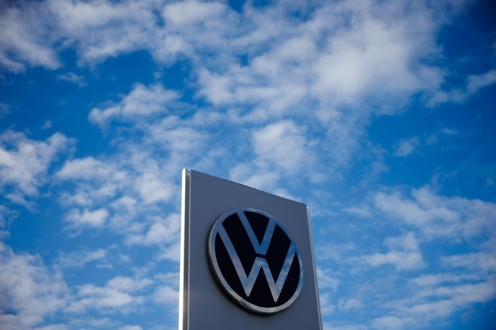 Das Logo des Autobauers Volkswagen ist an einem Autohaus in Berlin zu sehen. Foto: EPA/Clemens Bilan