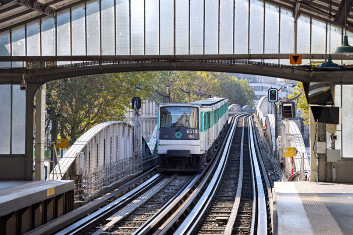 Ein Zug der Pariser Metro verlässt die Station «Dupleix». Foto: Jan Woitas/dpa-zentralbild