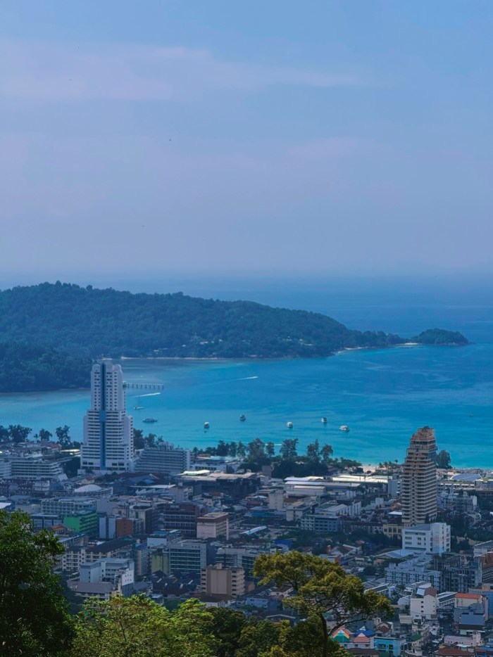 Phuket plant eine Anhebung der Hotelabgabe auf bis zu drei Prozent, um zusätzliche Mittel für Tourismus und Infrastruktur zu generieren. Bild: Max Bvp/Unslash