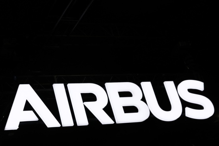 Das Airbus-Logo ist auf der Sicherheits- und Verteidigungsmesse DSA Asia 2026 in Kuala Lumpur zu sehen. Foto: epa/Fazry Ismail