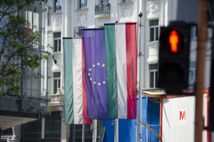 Flaggen von Ungarn und der Europäischen Union hängen an einer Fassade. Foto: Aleksander Kalka/Zuma Press/dpa