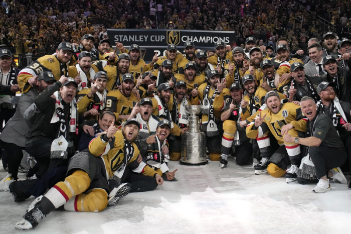Mitglieder der Vegas Golden Knights jubeln mit dem Stanley Cup nach dem 9:3-Sieg der Knights gegen die Florida Panthers. Foto: John Locher/Ap/dpa