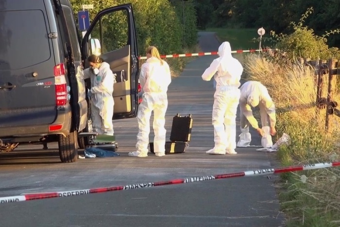 Die Spurensicherung bereitet nach einer tödlichen Gewalttat in Hünfelden ihren Einsatz vor. Foto: dpa/Sascha Ditscher