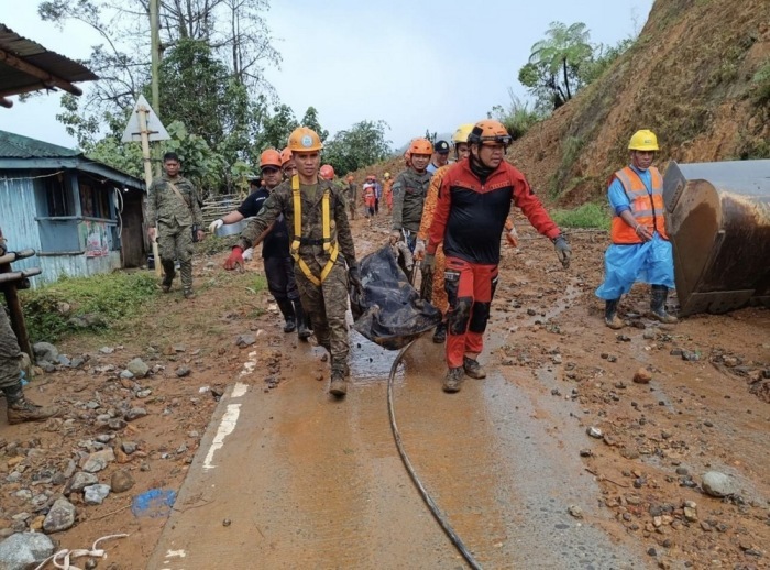 Rettungskräfte tragen die Leiche eines Opfers nach einem Erdrutsch in der Bergstadt Monkayo in der Provinz Davao de Oro. Foto: epa/Mitgliedstadt Monkayo