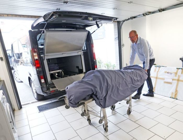 Ein Bestatter bereitet in Lys-lez-Lannoy einen Verstorbenen für die Beerdigung vor. Frankreich meldet Tausende Hitzetote. Foto: Francois Lo Presti/Afp/dpa