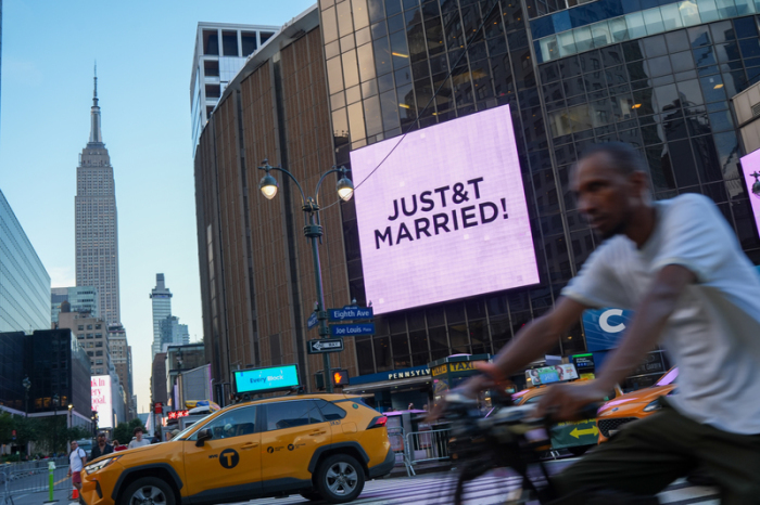 Anlässlich der Hochzeit der Sängerin Taylor Swift und des NFL-Spielers Travis Kelce ist am Madison Square Garden ein Schild mit der Aufschrift „Just&t Married“ zu sehen. Foto: Ryan Murphy/Ap/dpa