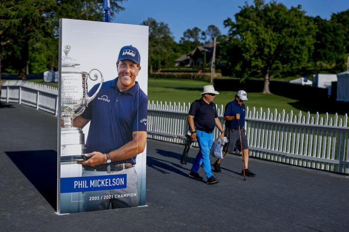 Poster des PGA Championship-Siegers von 2021, Phil Mickelson, grüßt die Zuschauer in Tulsa. Foto: epa/Erik S. Lesser