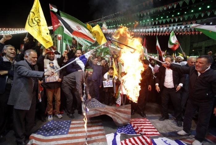 Iranische Bürger verbrennen israelische und US-amerikanische Flaggen während einer anti-israelischen Demonstration auf dem Palästina-Platz in Teheran. Foto: epa/Abedin Taherkenareh