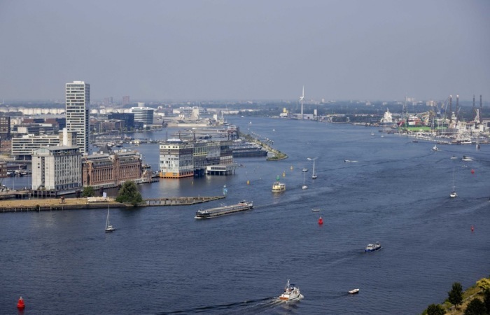 Überblick über den Fluss IJ in Amsterdam. Foto: epa/Robin Van Lonkhuijsen