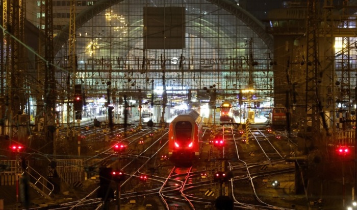 Nahverkehrszüge stehen vor dem Hauptbahnhof in Frankfurt a/M. Foto: EPA-EFE/Ronald Wittek