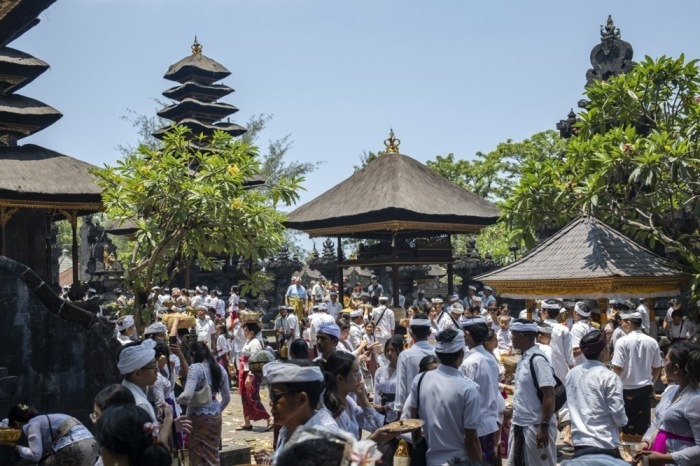 Gläubige beten am Goa-Lawah-Tempel auf Bali während des Galungan-Festes. Das wichtigste balinesisch-hinduistische Fest symbolisiert den Sieg des Guten über das Böse. Foto: Made Nagi/epa/dpa
