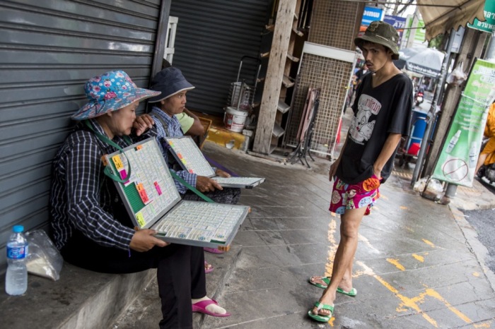 Losverkäufer der staatlichen Lotterie in Bangkok. Foto: epa/Diego Azubel
