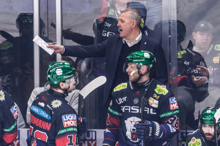 DEL, Eisbären Berlin - Kölner Haie, Meisterschaftsrunde, Halbfinale, 1. Spieltag, Uber Arena. Trainer Serge Aubin (Eisbären Berlin) steht gestikulierend am Spielfeldrand. Foto: Andreas Gora/dpa