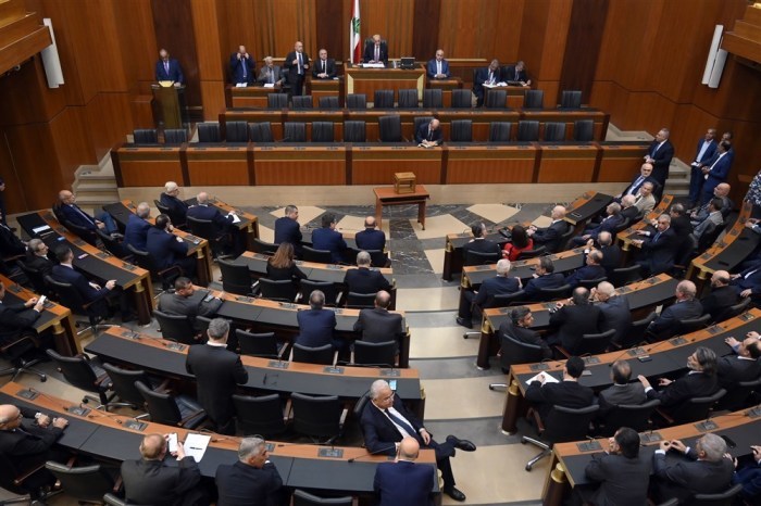Abgeordnete nehmen an einer Parlamentssitzung im Parlamentsgebäude in Beirut teil, in der ein neuer Präsident des Libanon gewählt werden soll. Foto: epa/Wael Hamzeh