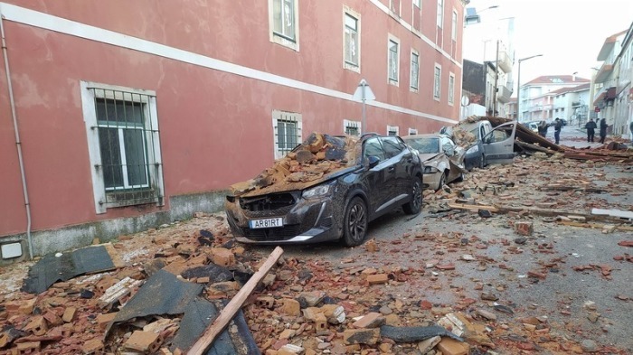 Beschädigte Autos, nachdem das Dach eines Gebäudes während des Durchzugs von Sturm Kristin eingestürzt war. Foto: Jorge Lemos/Ap/dpa