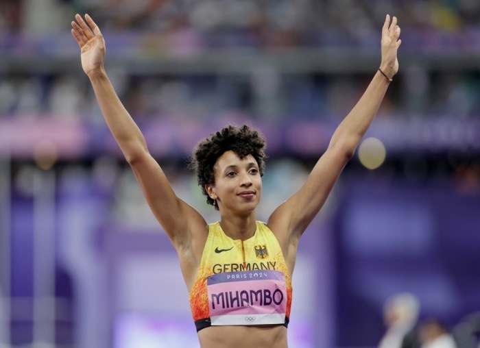 Die deutsche Malaika Mihambo jubelt nach ihrem zweiten Platz im Weitsprungfinale der Frauen. Foto: epa/Ronald Wittek