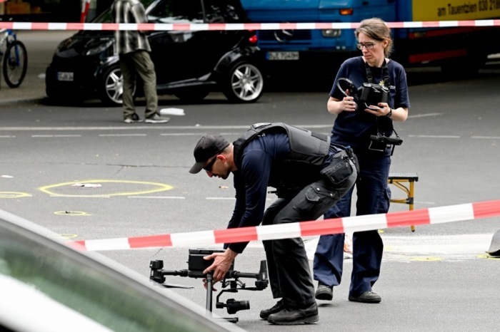 Ein Toter und mehrere Verletzte, nachdem ein Auto in eine Menschenmenge in Berlin gefahren ist. Foto: epa/Filip Singer