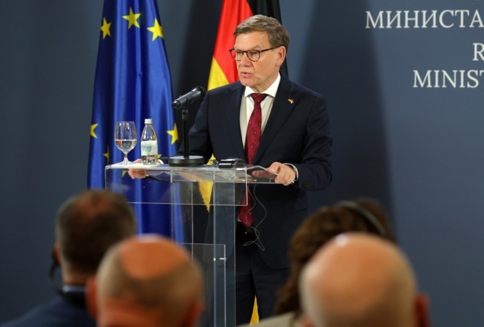 Wadephul spricht in Belgrad bei einer Pressekonferenz über die bilateralen Beziehungen und Serbiens Annäherung an die EU Foto: epa/Andrej Cukic