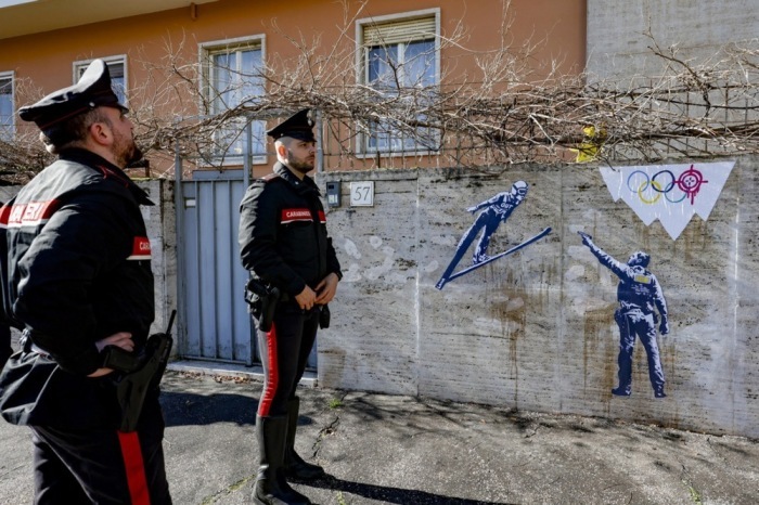 „Ice out!“ Street Art vor dem italienischen Nationalen Olympischen Komitee vor den Olympischen Spielen. Foto: epa/Fabio Frustaci