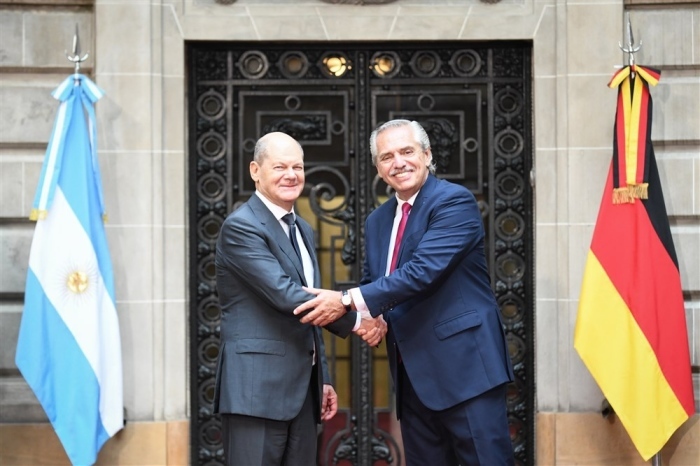 Der Präsident Alberto Fernandez (R), während seines Treffens mit Bundeskanzler Olaf Scholz in Buenos Aires. Foto: epa/Argentinische Präsidentschaft Handout