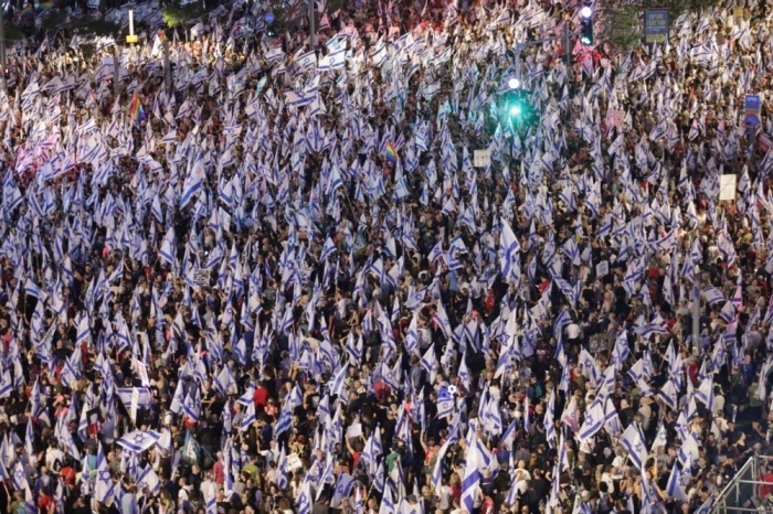 Demonstranten, die gegen die Justizreform protestieren, demonstrieren in Tel Aviv. Foto: epa/Abir Sultan