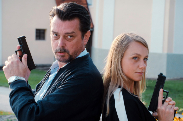 Kommissar Bergmann (Hary Prinz) und seine Partnerin Anni (Anna Unterberger) in einer Szene des Films 