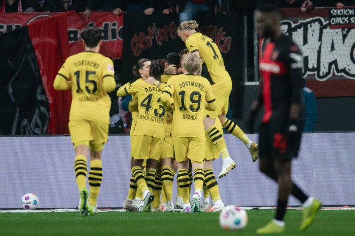 Bundesliga, Bayer Leverkusen - Borussia Dortmund, 13. Spieltag, BayArena. Dortmunder Spieler jubeln nach dem Treffer zum 1:0. Foto: Marius Becker/dpa