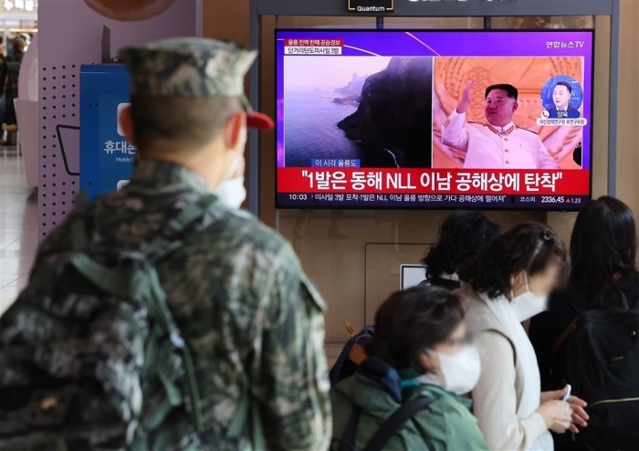 Südkoreaner verfolgen die Nachrichten über Nordkoreas Starts von Kurzstreckenraketen. Foto: epa/Yonhap