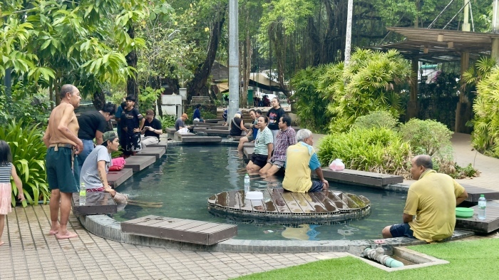 Die Raksawarin Hot Springs sind die ältesten und berühmtesten heißen Quellen in Ranong. Der öffentliche Bereich wird gerne für ein kostenloses Fußbad genutzt. Foto: Alfred Schleicher