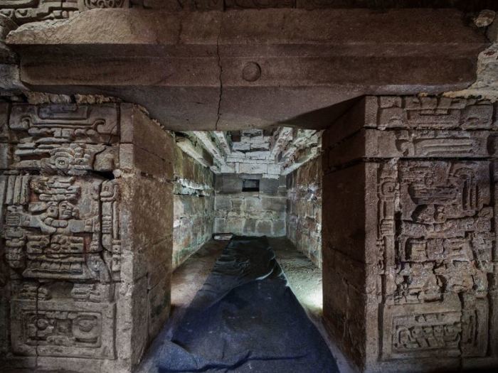 Blick auf ein rund 1.400 Jahre altes Grab der Zapoteken mit Wandmalereien, Friesen und Kalenderinschriften, entdeckt in San Pablo Huitzo im Bundesstaat Oaxaca. Foto: dpa/Luis Gerardo Peña Torres/instituto Nacional De Antropología E Historia