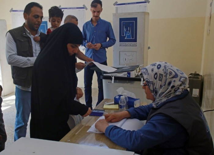 Irakische Frauen geben ihre Stimme in einem Wahllokal für die vorgezogenen Parlamentswahlen in Bagdad ab. Foto: epa/Ceerwan Aziz