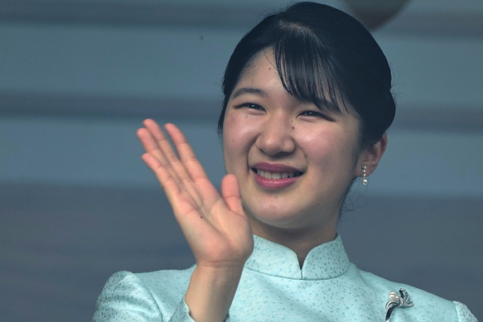 Die japanische Prinzessin Aiko winkt vom Balkon aus Gratulanten zu, als sie am Neujahrstag mit ihren kaiserlichen Familien im Kaiserpalast in Tokio auftritt. Foto: Eugene Hoshiko/Ap/dpa