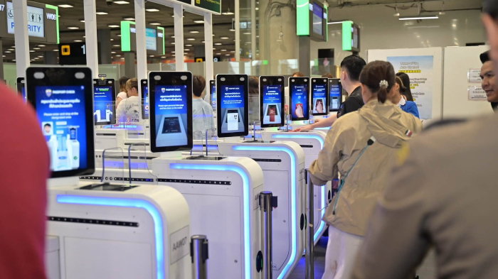 Automatisierte Passkontrollschalter mit biometrischer Identitätsprüfung sollen die Einreise am Flughafen Suvarnabhumi beschleunigen. Bild: TAT