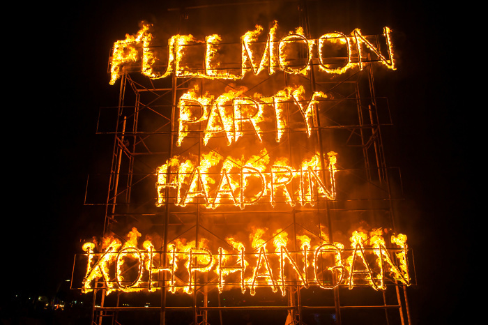 Die Full Moon Party auf Koh Phangan ist legendär. Monat für Monat zieht sie Tausende Besucher an, die am Haad Rin Beach auf eine beatgeschwängerte Mondfahrt gehen. Foto: Mazur Travel/Adobe Stock