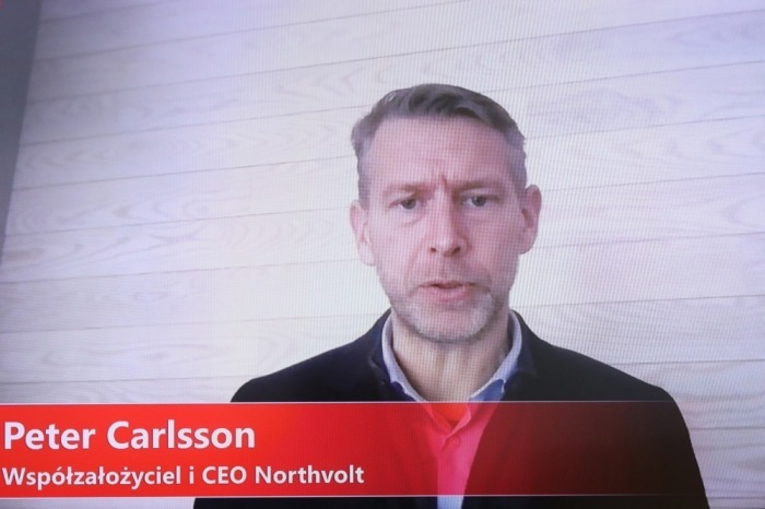 Auf einem Fernsehschirm ist der CEO und Mitbegründer von Northvolt AB Peter Carlsson zu sehen. Foto: epa/Pawel Supernak Poland Out