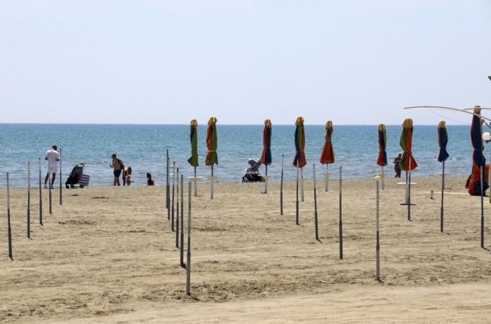 Menschen genießen das Meer am Finikoudes-Strand während der Lockerungen in der Corona-Zeit Foto: epa/Katia Christodoulou