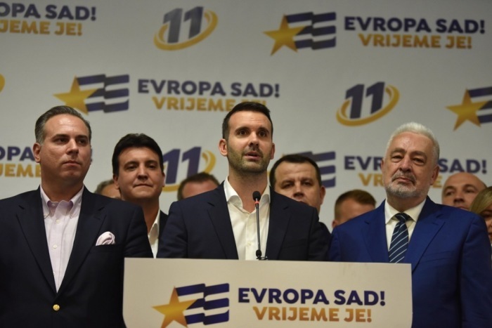 Der Vorsitzende der Partei Europe Now, Milojko Spajic (C), spricht nach den ersten Ergebnissen der Parlamentswahlen in Podgorica mit den Medien.Foto: epa/Boris Pejovic