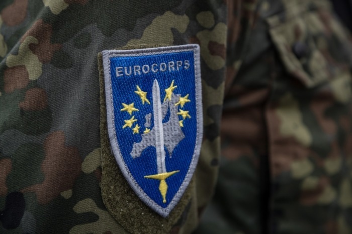 Abzeichen des Eurokorps auf der Schulter eines Soldaten. Foto: epa/Christophe Petit Tesson