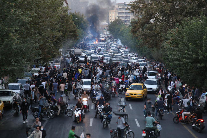 Während einer Demonstration nach dem Tod von Mahsa Amini in Teheran kommt es zu Zusammenstößen zwischen Menschen und der Polizei. Foto: epa/Str