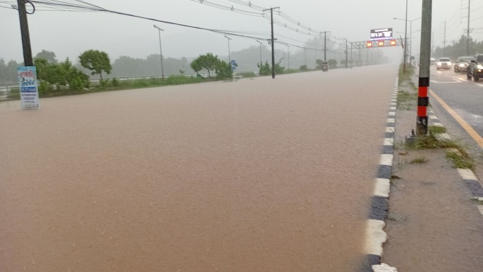 Die Phetkasem Road in Khao Lak stand nach den heftigen Regenfällen meterhoch unter braunem Schlammwasser. Bild: DDPM Phang Nga