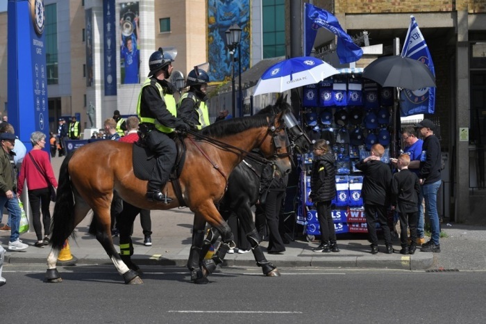 Polizeipatrouille auf Pferden vor der Stamford Bridge. Foto: epa/Vincent Mignott